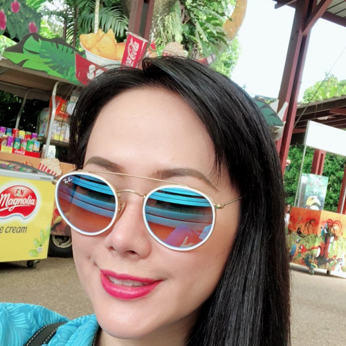 Une asiatique qui cherche la bite